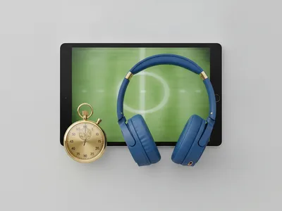 Kronometre, kobalt kulaklık ve saha gösteren tablet